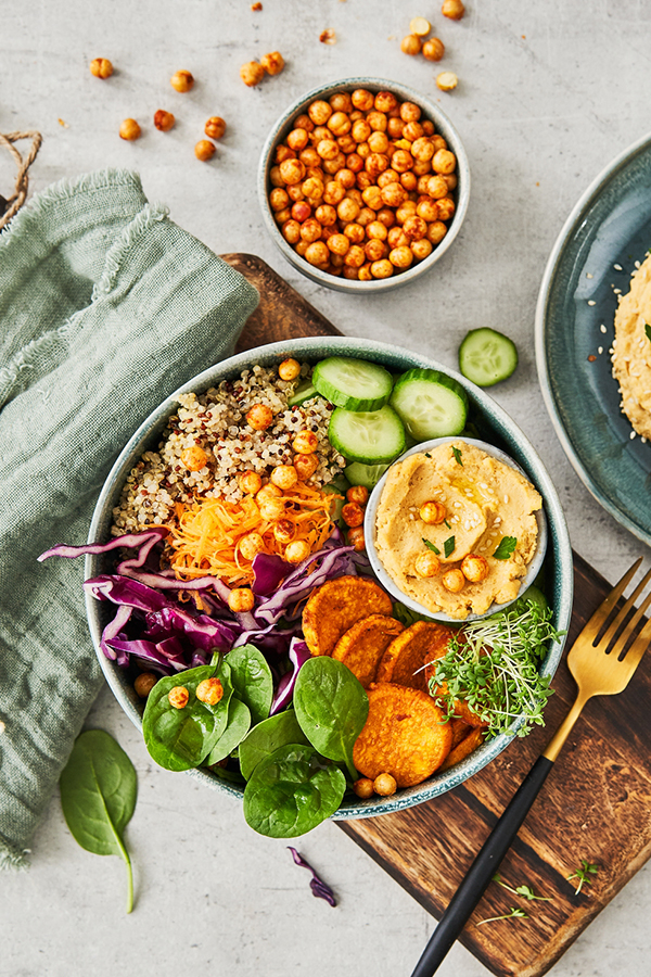 Vegane Buddha Bowl mit Hummus mit Bio Knusper Kichererbsen und Gemüse